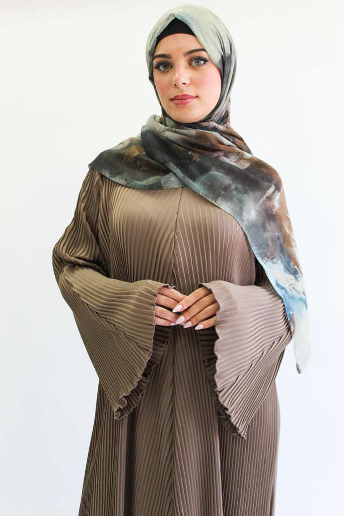 Mink Closed Abaya – Plain Pleated Design