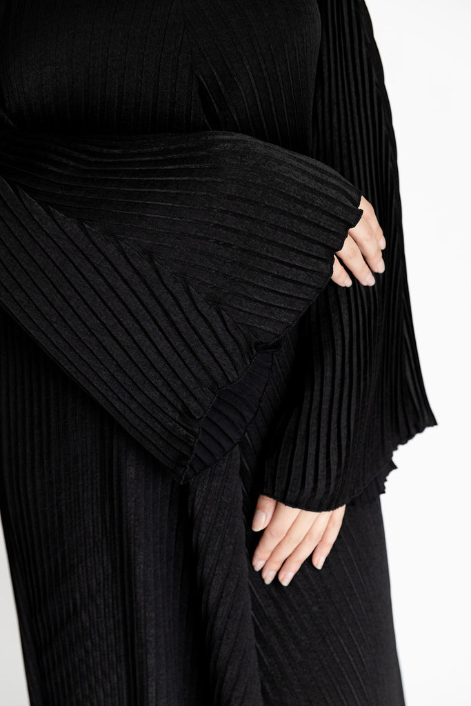 Black Closed Abaya – Plain Pleated Design
