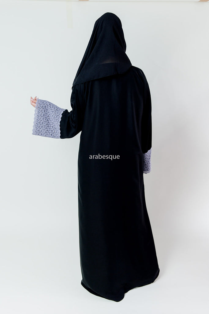 Black Closed Abaya – Elegant Lilac Lace Sleeve Design