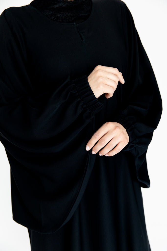 Black Closed Abaya – Elegant Nidha Farasha Design with Elastic Sleeves